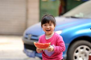 小学女孩吃瓜,小学女孩的甜蜜瓜趣时光