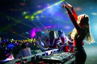 dj在台上吃瓜,现场观众笑翻天